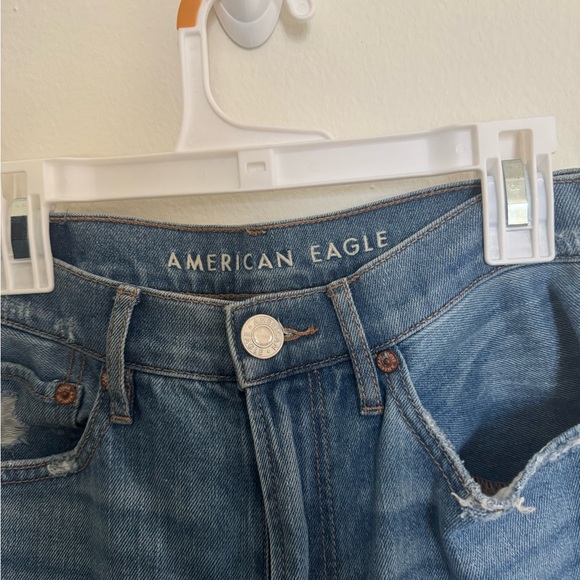American Eagle High Rise Midwash Distressed Mom Jeans in Size 2- worn one time! - Picture 2 of 6
